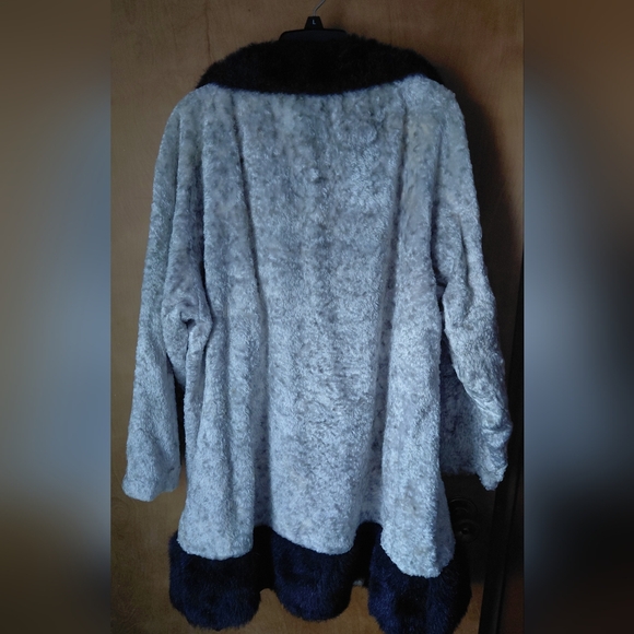 Elegant Gray and Black Women's Coat - Picture 7 of 8